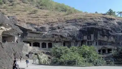 מערות תפילה בהודו. קירות העשויים בטון המפ אחראיים על שימור המבנים העתיקים